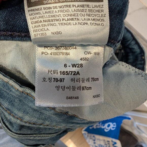 Signature Levi Strauss Womens Size 6 Jeans Modern Slim Cuffed Floral Embroidered - Picture 7 of 8